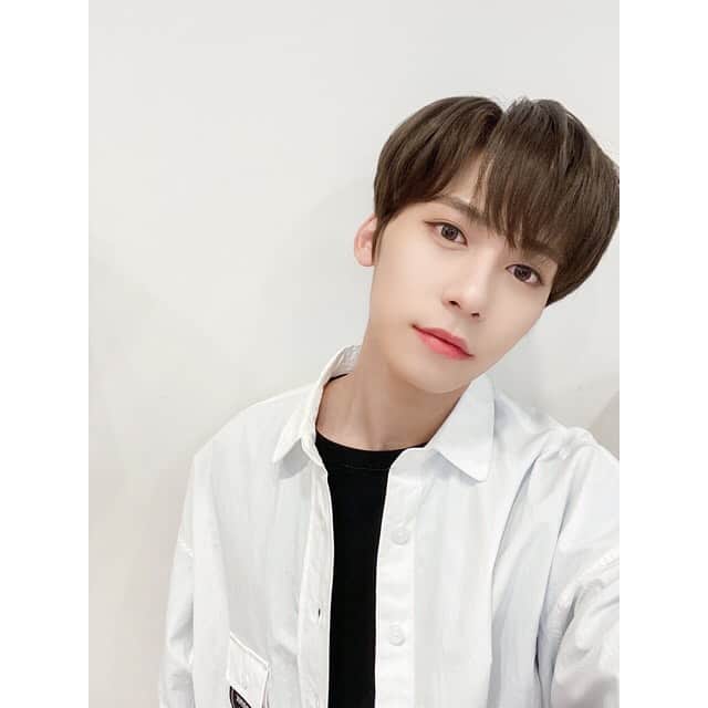 のインスタグラム：「［#ONEUS］﻿ ﻿ 今日は・・・コンヒ💕﻿ TOMOONへの可愛すぎるコメントに癒されます🌙﻿ ﻿ ﻿ ﻿ コンヒ : ﻿ コンヒに会いたい人~~~? は~~い ﻿僕に会いたいTOMOON達〜！今日も体に気を付けて、幸せなことだけが起こりますように！﻿ ﻿ ﻿  건희 보고싶은사람~~~? 하이~~ 보고싶은 투문들 오늘도 건강 조심하고 행복한 일 가득하세요!﻿ ﻿ ﻿  #원어스 #TOMOON #투문﻿ #쉽게_쓰여진_노래 #쉽쓰노﻿ #A_Song_Written_Easily﻿ #コンヒ﻿ #kissent」