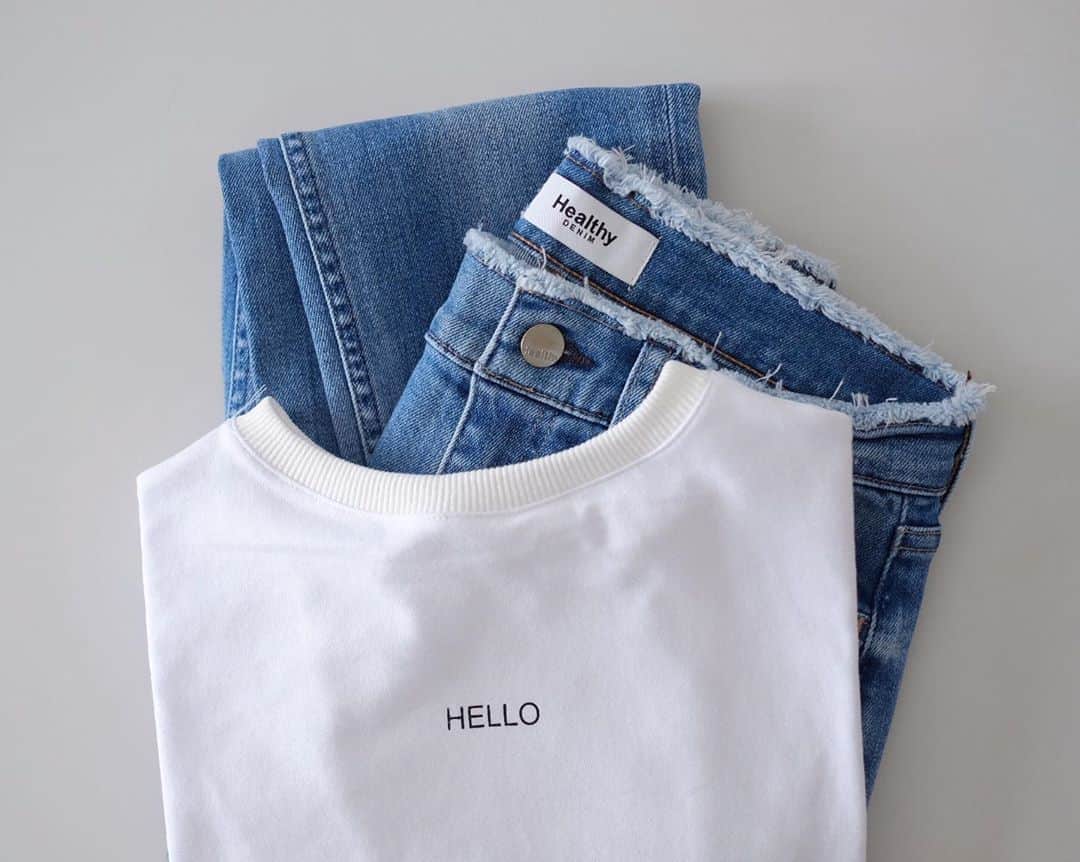 Keikooooooのインスタグラム：「今日はこれ♡ 新しいデニムとTシャツ♡ 「Hello」Tシャツ、可愛すぎる 🤗 残念ながら、売り切れてしまったみたいだけど✨😭 Tシャツ　@dolce._official  denim @healthydenim」