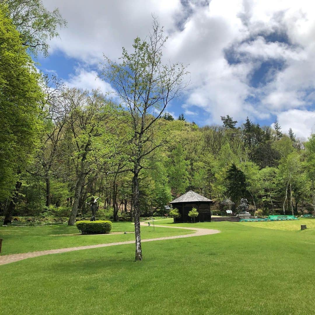 リゾートホテル蓼科さんのインスタグラム写真 - (リゾートホテル蓼科Instagram)「ホテルからの公園に続く石畳もきれいになりました！ 彫刻公園の芝生も青々としてきています🎵 新緑の園内は静けさに包まれて、気持ちがいいです🌿 川の音と鳥の声を聞きながら、頭を空っぽにしてボーっとしているだけで癒された感じがします😊 ぜひ、お越しの際は園内も周ってくださいね🎵」5月19日 12時39分 - resort_tateshina