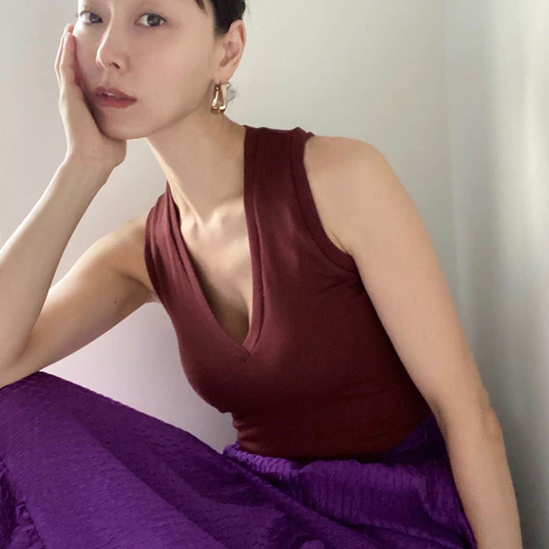 大塚良子のインスタグラム：「with the power of colors. #nomakeup #day  色の力を借りて今日のメイクは眉のみ。 トップスは @alixnyc のボディースーツ スカートは @zara  足元は白いサンダル履きたかったんだけど デリバリー待ち。 #nyc #life #stayhome」