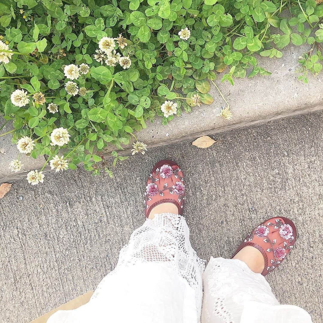isutaさんのインスタグラム写真 - (isutaInstagram)「この夏マストハブになる予感♡﻿ 透け感がたまらない「ベトナムシューズ」はもうゲットした？﻿ ﻿ ﻿ 今年はシアーシャツやクリアバッグなど、「透け感」がトレンド♩﻿ ﻿ ﻿ 最近では、昨年から話題になっていた「ベトナムシューズ」が今また注目を浴びているんです♡﻿ ﻿ ﻿ ベトナムシューズとは、メッシュ素材部分に細かな刺繍やビジューがあしらわれているシューズのこと。スリッパのような形をしたぺたんこ靴で、歩きやすく疲れにくいのだそう。﻿ ﻿ ﻿ お気に入りの一足をゲットして、旬コーデを楽しんでみてはいかが？﻿ ﻿ ﻿ ベトナムシューズが買えるおすすめブランドは、トップ @isuta_jp のURLから記事をチェックしてね!!﻿ ﻿ ﻿ photo by﻿ @sop_ur.rina﻿ @nice_an18﻿ @pinky_hinaaa﻿ @nnnatsumiii﻿ ﻿ ﻿ #isuta #イスタ #isuta_fashion ﻿ #ベトナムサンダル #ベトナムシューズ﻿ #足元くら部 #お洒落さんと繋がりたい ﻿ #おしゃれさんと繋がりたい ﻿ #ootd #足元倶楽部 #足元コーデ」5月19日 12時45分 - isuta_jp