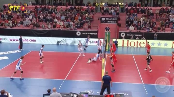 のインスタグラム：「Missing to play volleyball and at the same time, missing those guys from @tv_rottenburg_volleyball ! To make jokes each other, to be made fun of, to be taught English and German, to be hugged strongly like you see in the video I posted! There has been a lot of unforgettable memories in my mind about life in Germany!! And to play in front of such amazing fans, to be supported by thoes people are something what I really liked and enjoyed!  バレーの試合したいね！！ あ、今週5/22(金)にコラボインスタライブします！相手は誰でしょうね〜🤫時間の詳細はまたお伝えしまーす！ @epic.volley @volleyball_bundesliga_official @unitedvolleys  #volleyball #バレーボール #libero #リベロ #germany #ドイツ #bundesliga #ブンデスリーガ #abroad #海外 #europe #ヨーロッパ」