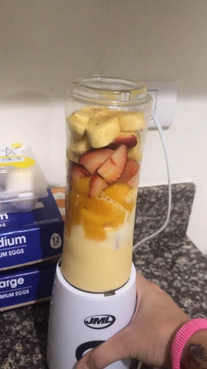 のインスタグラム：「Sometimes I don’t want to cook dinner because... 1. I’m lazy 2. Not enough ingredients 3. I forgot to defrost the meat 4. I don’t wanna do dishes 5. I’m lazy  So last night all those reasons came into play and I had a lot of fruit left! So before they went bad I made a smoothie! 🥤I used fresh fruit for this but feel free to freeze your fruit beforehand just make sure you chop them up first before freezing so that they crush easily in the blender.  Greek yogurt helps thicken this up and I like the taste of it. Sugar wasn’t necessary because my fruits were already sweet 💖  Gusto niyo yung pa voice over??? Charot 😆  Music: Peach Musician: Jef」