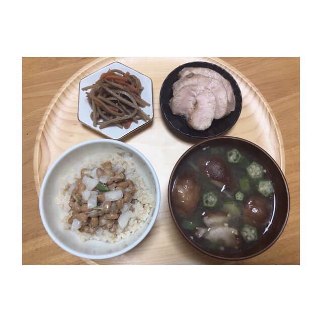 みのり(26)＠東京 ダイエットのインスタグラム：「朝ごはん . . 醤油麹の鶏ハム きんぴらごぼう 椎茸とオクラの味噌汁 玄米( 酢玉ねぎ+ 納豆 ) . . おはようございます😋 今日は夜勤だから、のんびりごはん！ . . 最近は好きなものを食べてるけど やっぱり和食に帰ると、 身体がほっとする気がするの💓 . . さ、夜勤までのんびりしようっと。 . . #おうち時間 . ◉ライザップ公認の紹介アンバサダーです。 〜紹介特典で、お安く入会できます〜 . ▶︎全国どの店舗でもOK ▷２週間のトライアルコースもあります(^_^)/ ▶︎カウンセリング予約前にご連絡ください . ◎入会やカウンセリングをお考えの方、 ご質問なども、DM✉️ください。 . ★トレーニング見学もできます★ . 📺RIZAP TVCM出演 🏅RIZAP BMG ファイナリスト2017.2018 . #rizap #ライザップ . #ダイエット #diet #レコーディングダイエット #ダイエッター #公開ダイエット  #朝ごはん #morning #糖質オフ #食べて痩せる #おうちごはん #食べる #糖質制限 #低糖質ダイエット #和食 #クッキングラム #自炊女子 #腸内環境 #食事管理 #栄養 #fitmeal  #cleanmeals  #lowglycemic #玄米 #まごわやさしい #一汁三菜 #自然薯 #納豆ご飯」