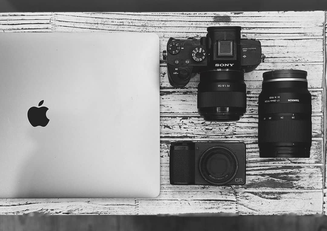 雄三 雨宮さんのインスタグラム写真 - (雄三 雨宮Instagram)「my best work tool  #a7iii  #sony  #sonya7iii  #tamron  #gr3  #ricohgr3  #mac  #macbookpro」5月19日 13時14分 - amezooon