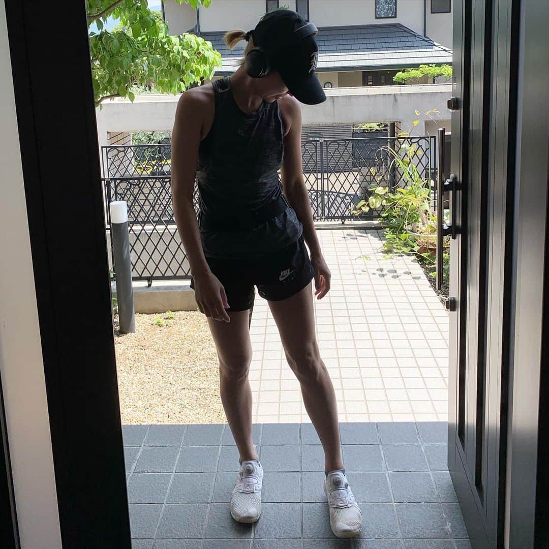 高井直子さんのインスタグラム写真 - (高井直子Instagram)「🏃‍♀️ 先週から🏃‍♀️ 雨が降らない限り 毎日10km走るって決めた。 #ランニング #自分とのたたかい」5月19日 13時23分 - naokotakai