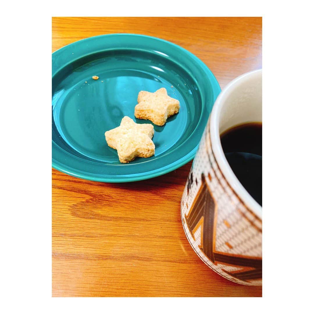 小塚舞子のインスタグラム：「明日は、ひ、ひ、ひさしぶりのおは朝出演です！収録スタートして一言めに死ぬほど噛みました。美容院にも行けないので、セルフカットのちょい歪み前髪です。おまけに太ってます。あと、ひどめのアレも披露。嗚呼… でもみてね！」