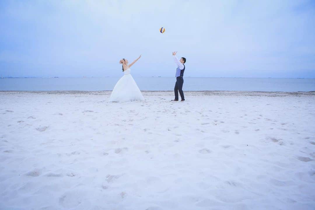 CLAIREのインスタグラム：「ブレイクタイム🏐🏝 ・ いずれ前撮りや結婚写真を撮る時の参考にどうぞ。 ・ @clairebridalstudio」