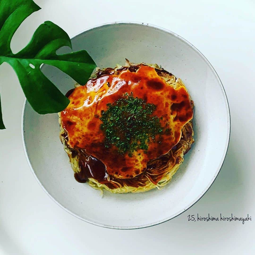 市橋有里のインスタグラム：「広島のお好み焼き ・ 関西風のお好み焼きで育ったのですが、広島焼きのしなしなキャベツが好きすぎてでついたんまり入れて大きく分厚くなりましたw ここ数年、広島の中学高校で講演させていただく機会をいただき、因島にも行くことができました。因島といえば、ちびまる子ちゃんのキャラクターに出てきそうな はっさくゼリー♪インパクトあるだけじゃなくちゃんと美味しくて、帰りはお土産と自分用に必ず買って帰るのでした。 素直な中学生と元気な高校生 元気にしてるかな〜😊 ・ #聖火リレー #47都道府県 #25県目 #郷土料理 #郷土料リレー #ソウルフード #広島焼き #広島 #おうちごはん #おうちじかん #ステイホーム #小料理屋あり #どうせ毎食つくるんだもの😋 #ストック食材 #保存食 #instafood  #soulfood #stayhome」