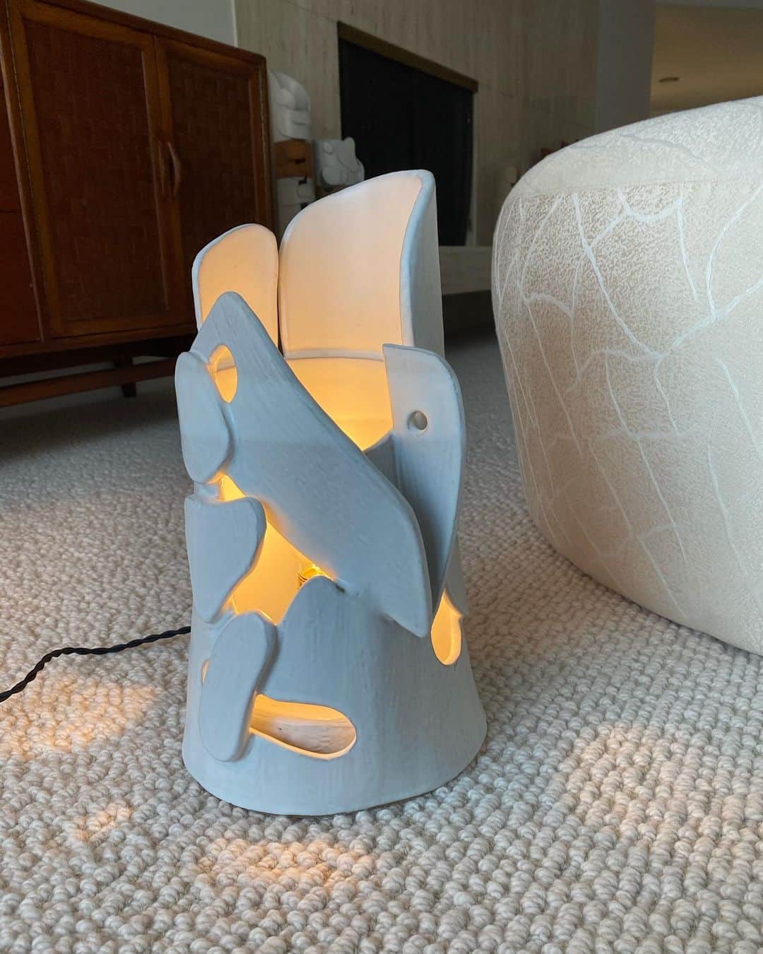 アポロジーさんのインスタグラム写真 - (アポロジーInstagram)「My 1st piece of the lamp serie  Personally I love it on the floor... But it is incredible everywhere /// /// Ma première lampe de cette série... Elle m'a motivée à en faire pleins d'autres... Vous aimez ?  #lamp #sculpture #unic #handmade #art #creation #light #lumiere」5月19日 13時30分 - olivia_cognet