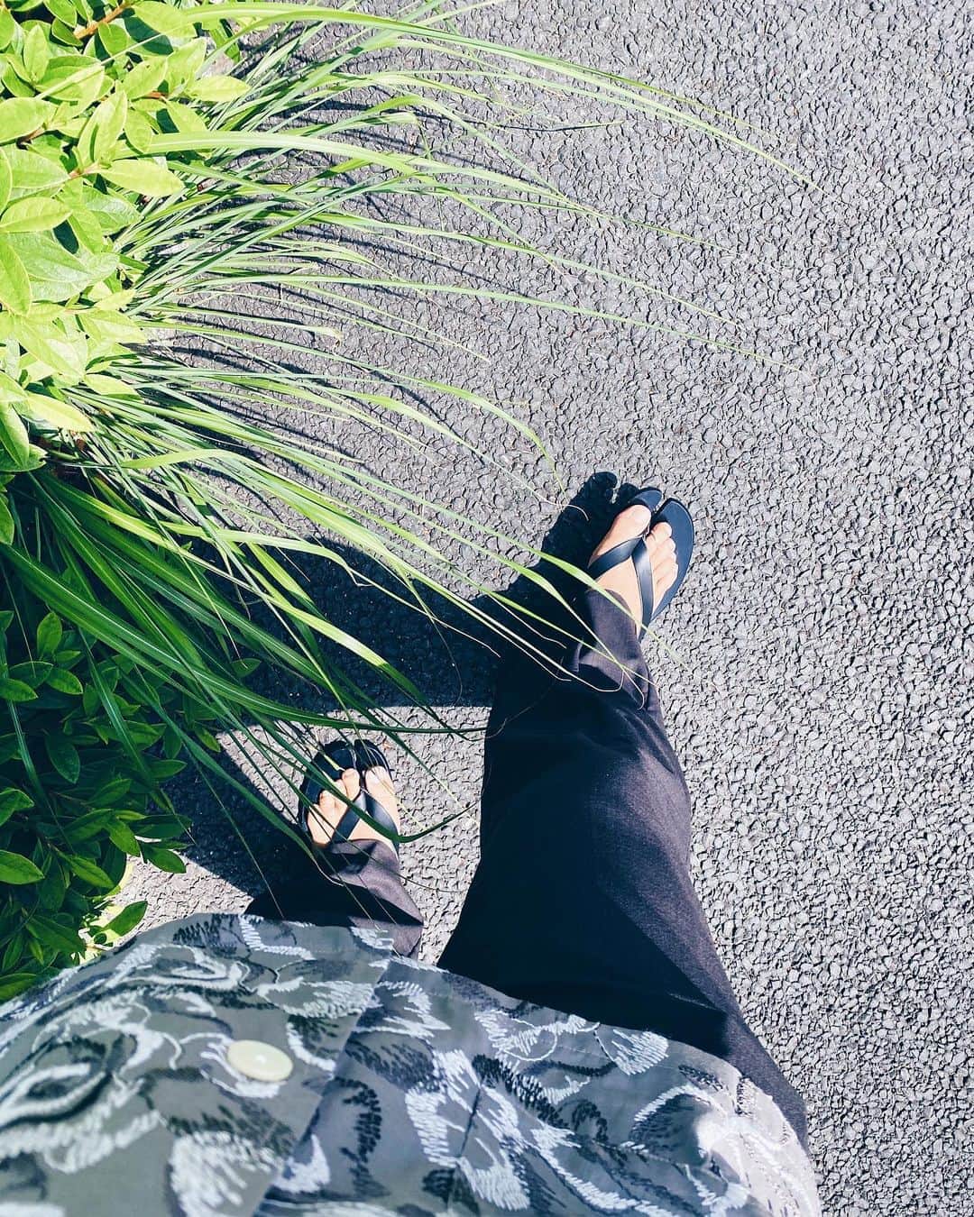 小塚源太のインスタグラム：「Wherever you go, always bring your own sunshine. 気持ちだけでも晴れやかに過ごしたいですね🌞 ドレスパンツにトングサンダル、ボクのなかでは定番の合わせ #menstyle #mensandals #sunshine」