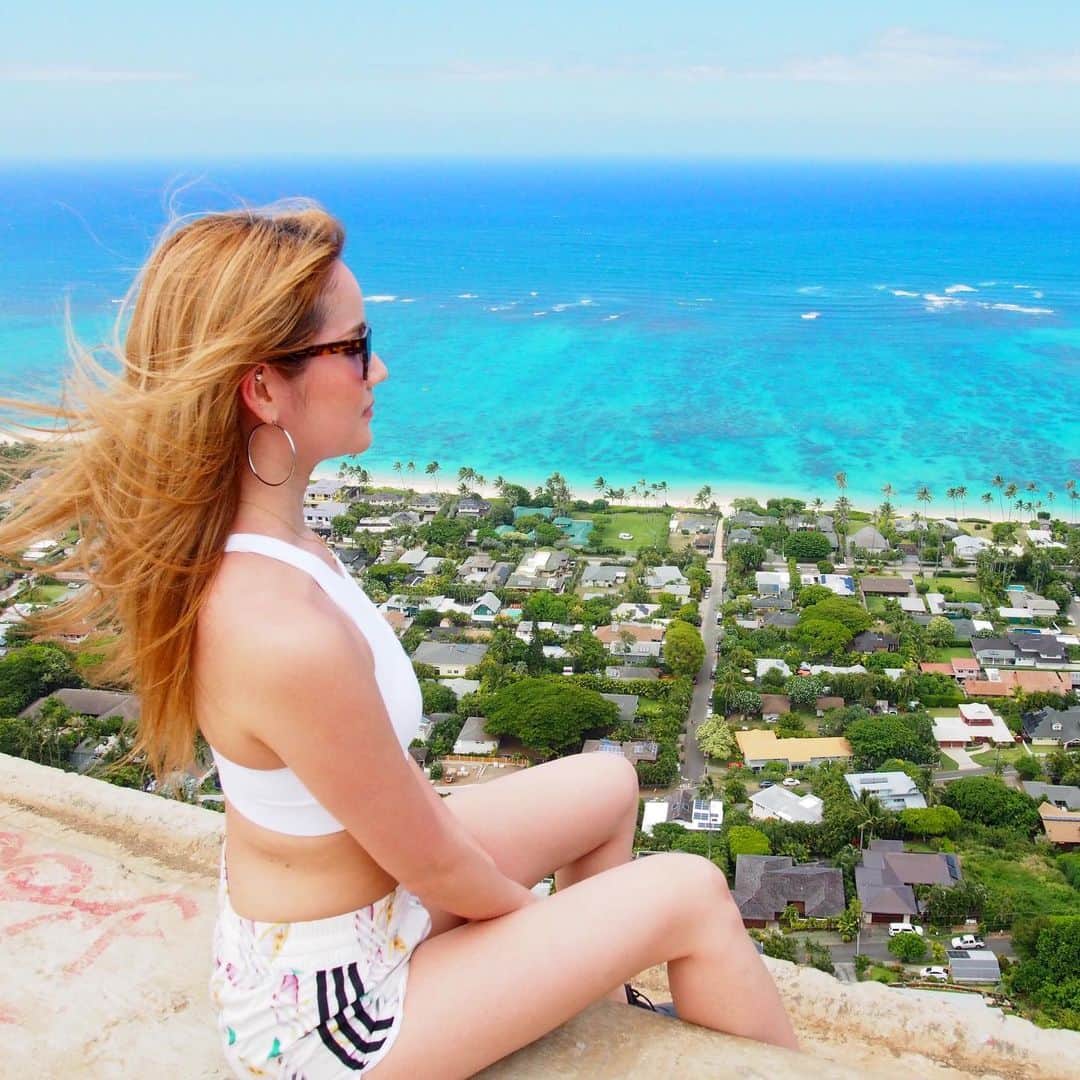 LORYのインスタグラム：「黄昏てる。🌬 ． …寝てる？😪笑 #どっちでしょう #hawaii #pillbox #travel #me #japanesegirl #ocean #summer」