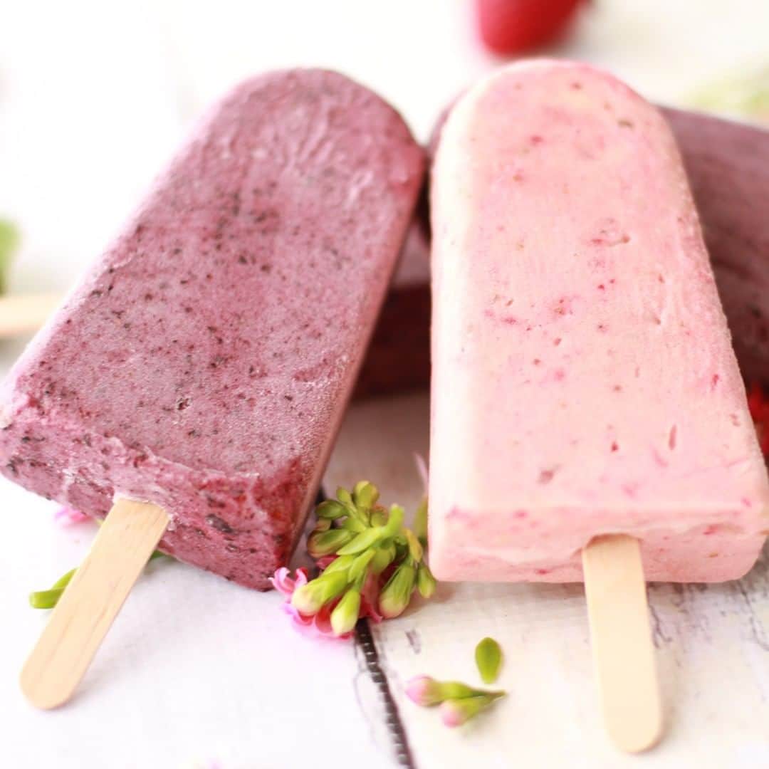 Yonanasのインスタグラム：「This weekend marks the unofficial start of summer and that means popsicle season is near! Fun Tip: Create 100% fruit popsicles by freezing your favorite Yonanas recipe in popsicle molds!  One of our favorite healthy & delicious summer snacks. 😋」