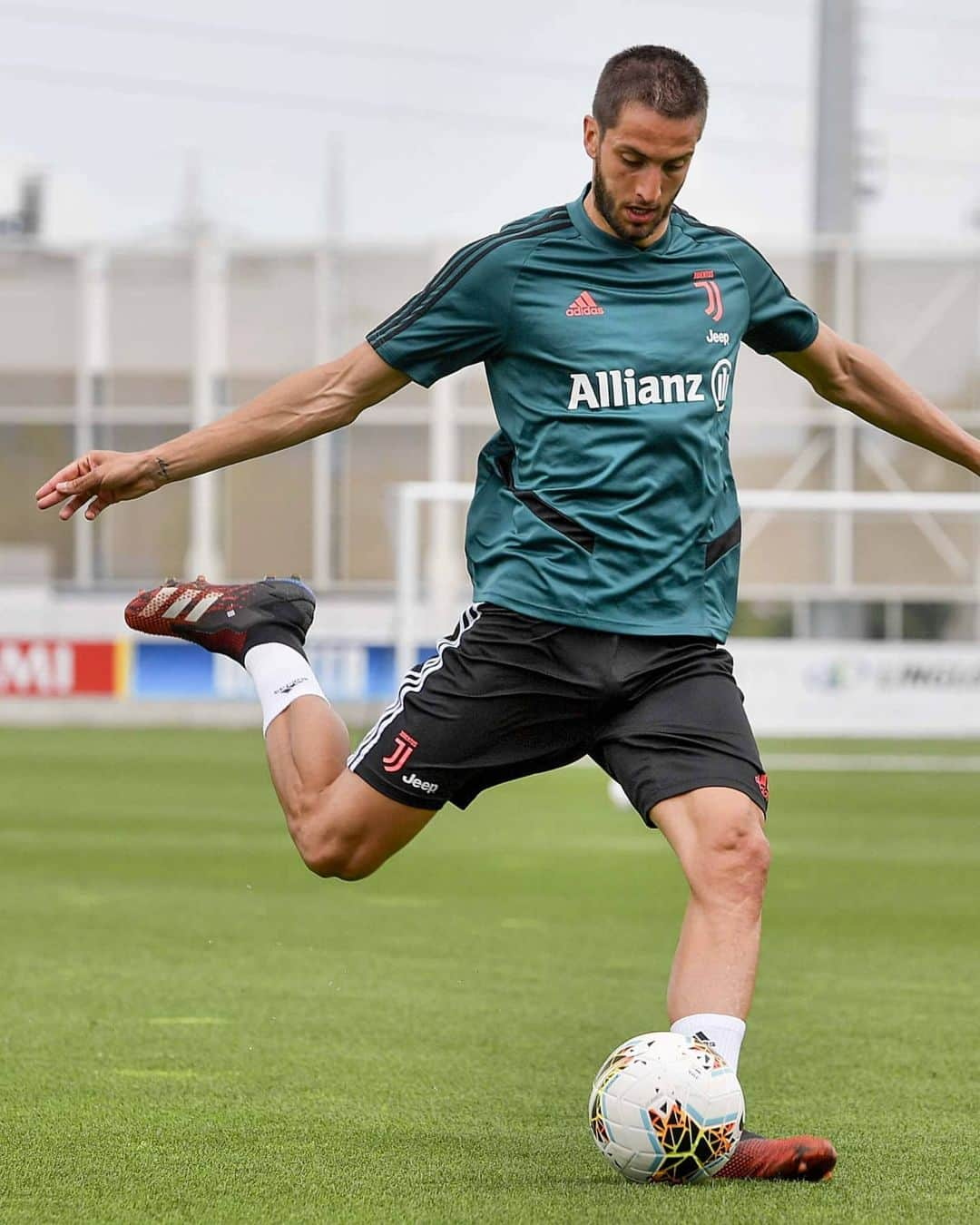 ユヴェントスFCさんのインスタグラム写真 - (ユヴェントスFCInstagram)「Working hard at the JTC! 💪🔥 #FinoAllaFine #ForzaJuve」5月20日 0時32分 - juventus