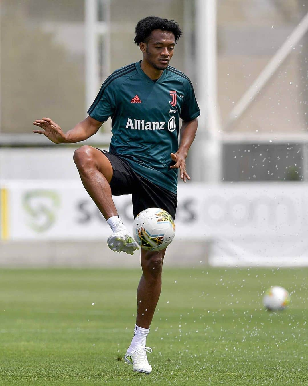 ユヴェントスFCさんのインスタグラム写真 - (ユヴェントスFCInstagram)「Working hard at the JTC! 💪🔥 #FinoAllaFine #ForzaJuve」5月20日 0時32分 - juventus