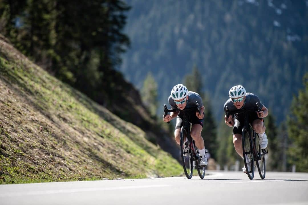 Fuji Bikesさんのインスタグラム写真 - (Fuji BikesInstagram)「Twinning! 👯‍♂️ Who are you most excited to ride with when this is all over? Tag them below! #FujiSL #COVID #quarantine #groupride」5月19日 23時10分 - fujibikes