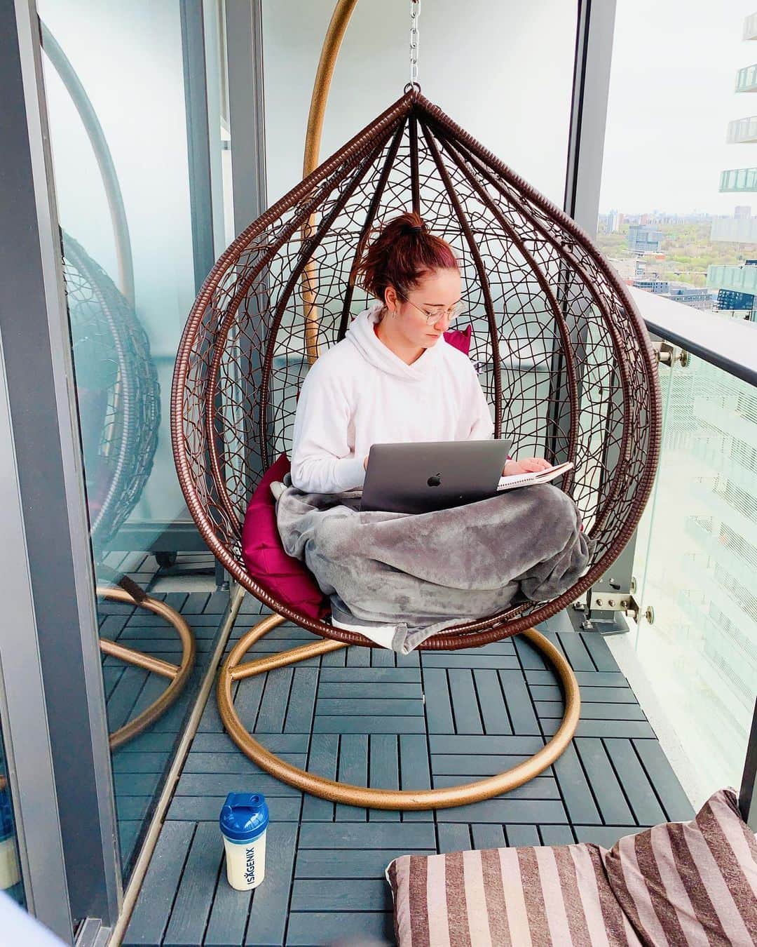 ケイトリン・オズモンドのインスタグラム：「I bought a thing! • • Tuesday morning balcony study session. This is so comfortable! Best purchase I’ve ever had! This is where you’ll find me for the rest of summer. • • • @wayfaircanada #eggchair #isagenix #birthdaycakeshake #backtoschool #homestudy」