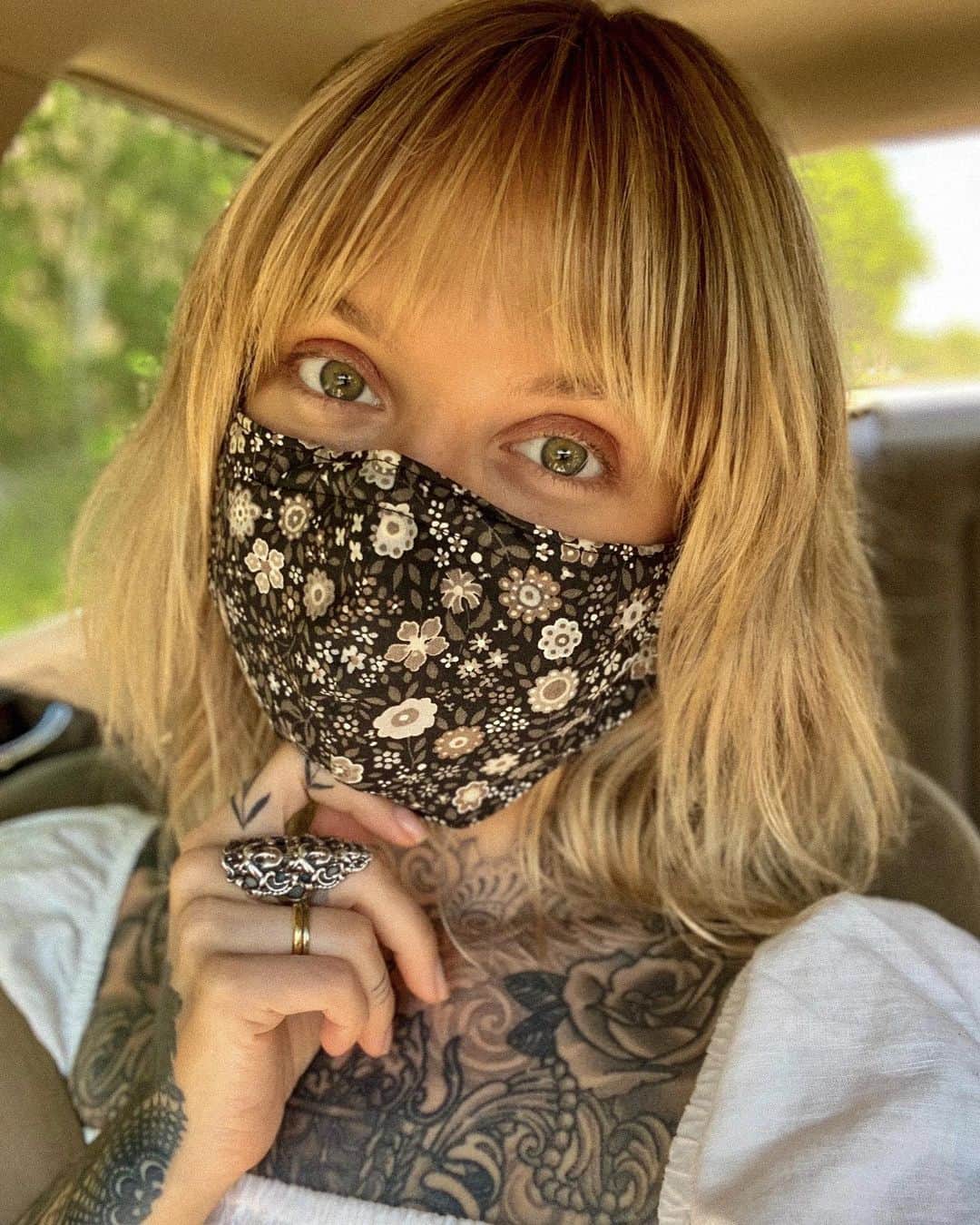 サラ・Xのインスタグラム：「I took this while trying to properly adjust my first fabric mask (I had previously just been wearing medical masks) and thinking about how this is just what a lot of our selfies are going to look like for the foreseeable future. I personally don’t care for how masks feel, but I’m happy to wear them in consideration of the others around me - it has been normal in other countries for years.  PS if you’re anti mask or MUH FREEDOMS please just save us both the time and go away rather than leave some silly comment I’m only going to delete」