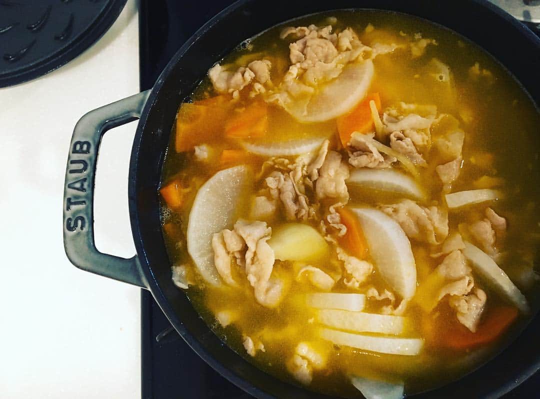 杜このみのインスタグラム：「カットした状態で冷凍しておいた 残り物お野菜で、豚汁♪ ほぼ毎日使う生姜は、薄切りと千切りを常にストックしておくと、時短になりオススメです！ #豚汁」