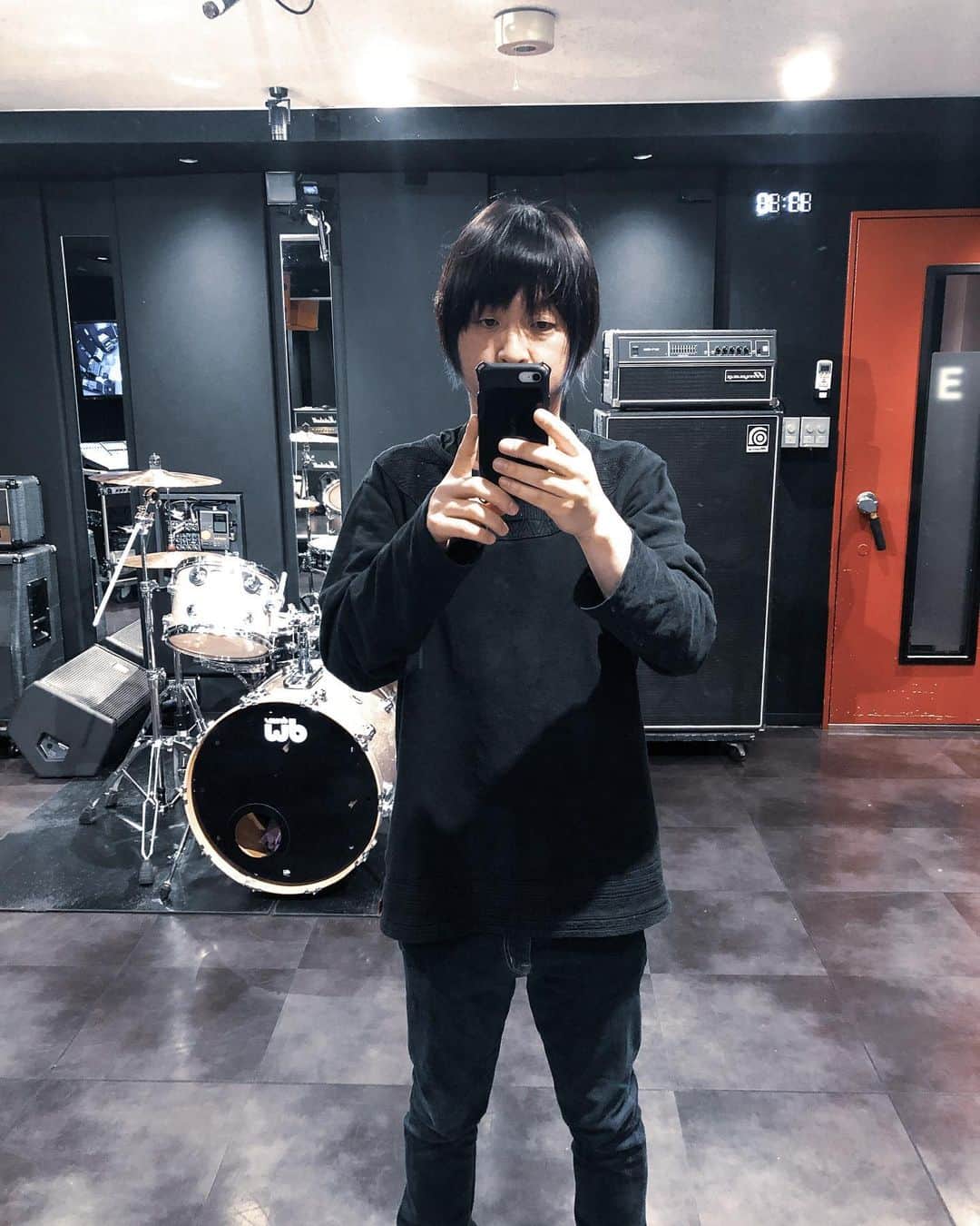 吉澤響のインスタグラム：「本日5/19で42歳になりました〜たくさんのメッセージありがとう！ こんなご時世ですが今日もドラムを叩けていて、 未来の自分に迷惑をかけないように日々精進します。 とか言いつつ今日は深酒する予定。。 （未来の自分も多分酒好きなので多分セーフ） ではみなさま、引き続きよろしくお願いいたします〜」