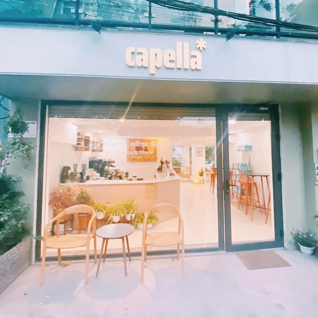 旅ぷらAPTトラベル ハノイ支店のインスタグラム：「・ 【本格派コーヒーカフェ Capella Coffee Roaster 】  10種類以上にもわたる各産地のコーヒー豆を揃え、 超こだわりコーヒーが味わえるハノイカフェ 『Capella』☕️🇻🇳 ・ 英語メニューも用意されており、 親切でとっても優しい店員さんが 一杯ずつ丁寧にコーヒーを入れてくれます。 ・ さらに酸味や濃さなど味の好みを伝えると、 おすすめの商品までしっかりと教えてくれるので コーヒー好きの方には特におすすめです！💓 ・ フロアは1階と2階があり、 静かで白をモチーフとした清潔感ある店内は、 コーヒーの香りをより引き立たせてくれます☘️ 2階からは美しいタイ湖を見下ろしながらのんびり ゆっくりコーヒーが飲め、とても落ち着ける場所です。  ちなみにお店には、コーヒーだけでなく、 スムージーやシェイク、ケーキなどのスイーツもあるので、訪れた際はぜひゆっくりとお楽しみください☺️💓 ・ ・ @capella_coffee_roaster 📍49 Ngõ 52 Đường Tô Ngọc Vân, Quảng An, Tây Hồ 🕑7:30〜22:00 ・ #ハノイ#ハノイカフェ#カフェ巡り #女子旅#ベトナム旅行 #ハノイ旧市街#ハノイ旅行#ベトナムスイーツ#ハノイ観光#ベトナム料理 #ハノイ在住#旅行好きな人と繋がりたい#coffee#vietnam#hanoi#vietnamcafe#stayway女子旅#マイトリ#tabimuse#旅写真#ハヤリタビ#旅スタグラム#ハノイ情報#ハノイ生活#ベトナム#旅#海外旅行 #tnkjapan#genic_travel」