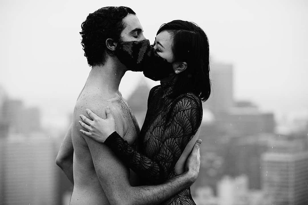 石井杏奈さんのインスタグラム写真 - (石井杏奈Instagram)「Kiss of death . . . Photo @melika.dez  Dancers @stefano_rux & @annaishii from @grandsballets  Leotard @justacorpse_official  Masks @denisgagnon.ca  Leotard @elevedancewear . . . . 良い感じに雨降ってきた🖤🤍 #MTL #Montreal #realcity #514 #dance #dancephotography #ballet #balletdancer #balletphotography #pointe #pointeshoes #ballerina #maledancer #facemask #covid19 #blackandwhitephotography #blackandwhite #love #forbiddenlove #kiss #balletinthecity #love #雨 #カナダ #モントリオール」5月19日 23時11分 - annaishii