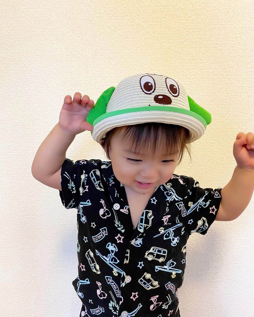 Momoeのインスタグラム：「おれの新しい帽子とお洋服〜❤️ わんわん大好きだから嬉しくてしょーがない🥳✨ 雨続きでお散歩行けないけど 晴れた日にわんわんと一緒にお散歩行こうね❤️ . #ウォーターサーバーがぶっ壊れてお湯が出なくなりました . . #happy #家事 #育児 #family #家族 #boy #smile #男の子 #息子 #love #lucky #kids #子供 #thankyou #宝物 #ベビー #fashion #follow #boy #パパ #ママ #家族写真 #男の子ママ #赤ちゃん写真 #photo #子育て #1歳 #プレミアムウォーター」