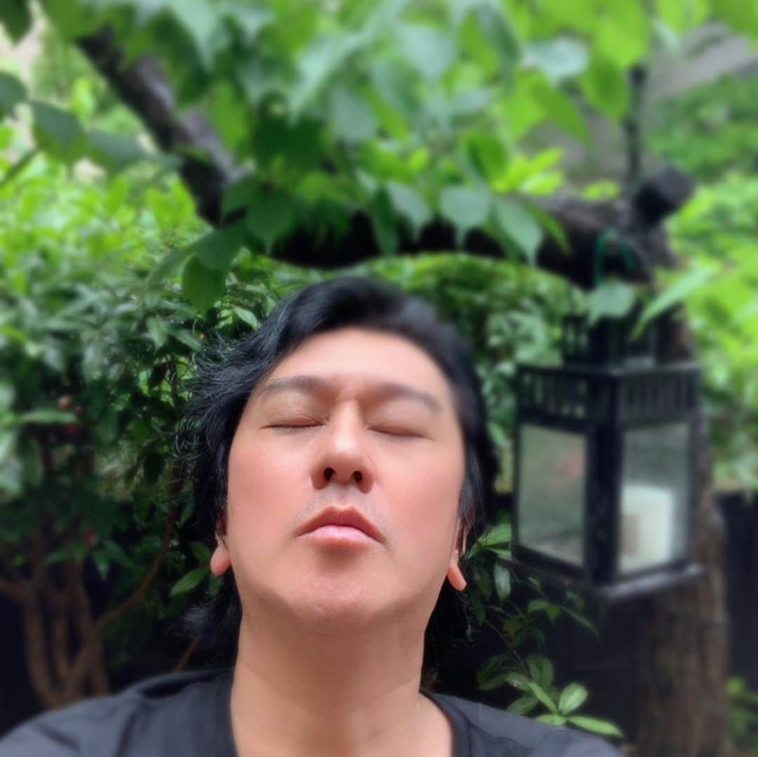 川崎麻世さんのインスタグラム写真 - (川崎麻世Instagram)「今朝は雨だったね。でもステイホームなんで自然に俺のSNSのエゴサしてる。沢山の反応ありがとう。 新しいフォローもありがとう。 だからこそ、せめてコメント読んで「いいね」をする様に心がけてるよ。SNSでの争いもなく安穏な世の中になろうよ。」5月19日 23時25分 - mayokawasaki
