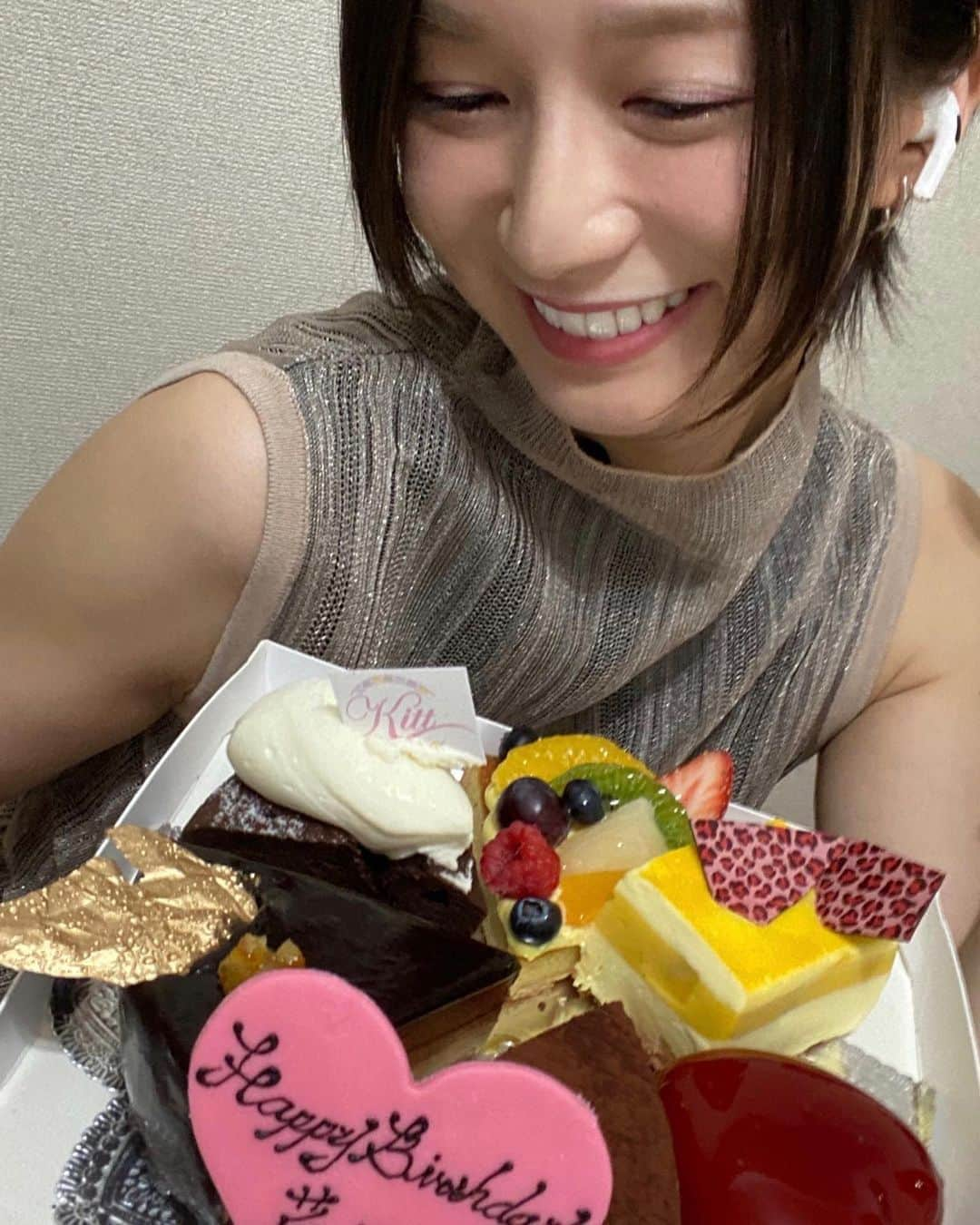 芹那さんのインスタグラム写真 - (芹那Instagram)「2020/05/19 何度目かの21歳になりました😝💓💕いろいろと人生史上一番ベストなコンディションでいれていると思うので、これかもどんどんベストでいたいな❣️ #カウントダウン はみんなにお祝いしてもらえて嬉しかった❣️IGTVにアーカイブ残っているので良かったら見てね😘  お友達が @kitt.official の🍰をオーダーしてくれて、届いたの🎁寂しいお誕生日にならなかったので、お誕生日のお友達がいたらみんなもおすすめだよ❣️ プレゼントも届いたよ🥳🎉 嬉しいなっ💐💓💕」5月19日 23時37分 - serinaofficial