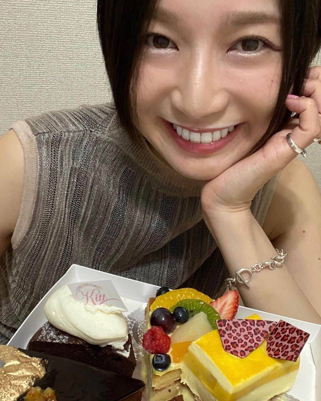 芹那さんのインスタグラム写真 - (芹那Instagram)「2020/05/19 何度目かの21歳になりました😝💓💕いろいろと人生史上一番ベストなコンディションでいれていると思うので、これかもどんどんベストでいたいな❣️ #カウントダウン はみんなにお祝いしてもらえて嬉しかった❣️IGTVにアーカイブ残っているので良かったら見てね😘  お友達が @kitt.official の🍰をオーダーしてくれて、届いたの🎁寂しいお誕生日にならなかったので、お誕生日のお友達がいたらみんなもおすすめだよ❣️ プレゼントも届いたよ🥳🎉 嬉しいなっ💐💓💕」5月19日 23時37分 - serinaofficial