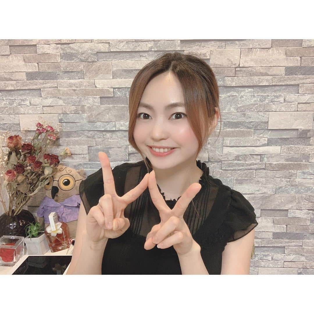 浅田梨奈さんのインスタグラム写真 - (浅田梨奈Instagram)「⭐️りなぽけっと⭐️ 本日もご視聴ありがとうございました💚 ゲストは初のツーハンド女子プロボウラー 小沼姫プロでした🌈 姫プロのツーハンド(ダブルハンド)のポーズで✌️✌️ たくさんのコメントありがとうございました❣️ 明日も20時から配信予定です⏰ ゲストは板倉奈智美プロです🌟 海外試合での経験や海外選手との交流のお話が聞けるかも💡 お楽しみに〜🍀 手洗い、うがい、りなぽけっと⭐️ みんな元気になーれ！ みんな笑顔になーれ！ #ボウリング #プロボウラー #浅田梨奈 #女子アスリート #rankseeker #ビデオチャット配信 #りなぽけっと #小沼姫プロ #ツーハンドプロボウラー #両手投げプロボウラー #女子プロボウラー初 #姫プロポーズ #今日もありがとうございました #ootd #festaria #ブラックフリルブラウス #バラ好き #花好き #flower #ドライフラワー #プリザーブドフラワー #ハーバリウム #おうち時間 #stayhome #うちで過ごそう #感染症対策 #コロナに負けるな」5月19日 23時45分 - asdrn528