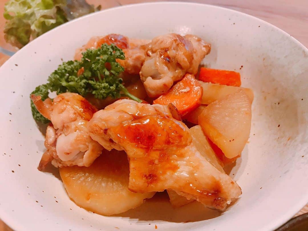 重長智子さんのインスタグラム写真 - (重長智子Instagram)「. 先日の夕食😋 . 先にお伝えしておきますが、 普段「映える」ご飯は 作っていません💦 . この日は 心に余裕があったので 写真を撮ってみました📸 .  #おうちご飯 #手羽元の煮物 #とうもろこしご飯 #サラダ #みそ汁」5月19日 23時45分 - tomoko_shigenaga