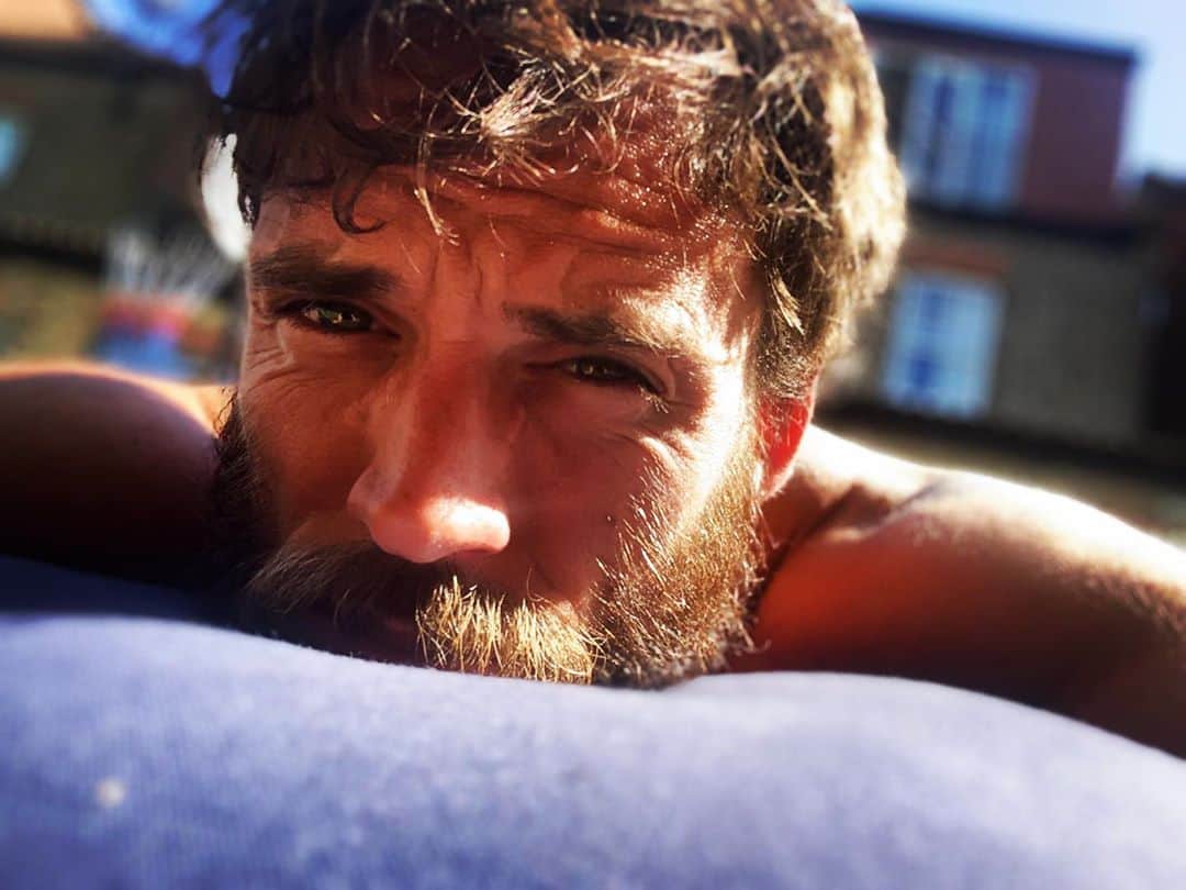 サム・クラフリンのインスタグラム：「🥵🌞」