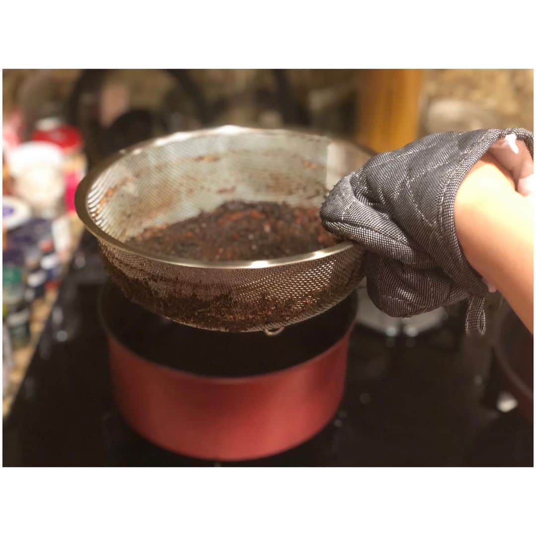 村上佳菜子さんのインスタグラム写真 - (村上佳菜子Instagram)「. . . チャイシロップ作ったよ☺︎ 今回使った茶葉は2枚に載せてるよ！ . 作り方は… 3枚目のように大きめの鍋にお水を たっぷり入れて2枚に乗ってる茶葉を ザルに入れて沸騰するまでグツグツ… 沸騰したら多めにお砂糖を入れて またグツグツ… そしたら、弱火でグツグツさせて 水分が減ってきて4枚目みたいに 茶葉に水分がつかなくなったら ザルを退けて5枚目の状態でトロみ が出るまでまたグツグツ… とろみが出たら7枚目みたいな網が 細かいのでこしながら保管して 置く入れ物に入れる。 入れたら熱が収まるまで置いて 収まったら冷蔵庫へ！！ . トータルで2時間くらいかな？ でも、溢れないように何となく 気をつけながらグツグツ中は家事 とかしてればokよ🙋‍♀️ . あとは、牛乳や豆乳で割れば美味しい☺︎💕 . . . #チャイ #チャイシロップ #kanaん家ご飯 #村上佳菜子 #kanakomurakami  #figureskater」5月19日 23時53分 - kanako_m_official