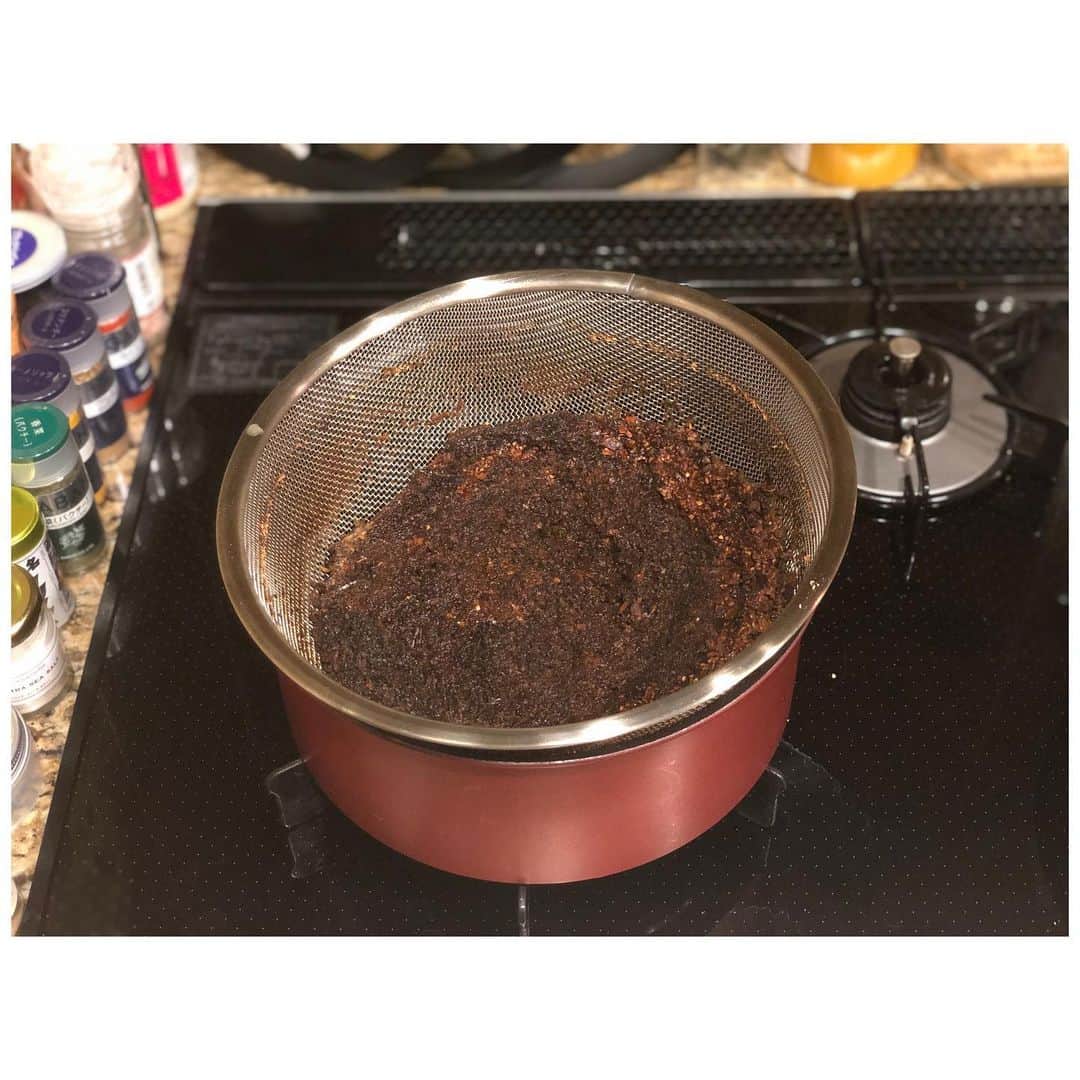 村上佳菜子さんのインスタグラム写真 - (村上佳菜子Instagram)「. . . チャイシロップ作ったよ☺︎ 今回使った茶葉は2枚に載せてるよ！ . 作り方は… 3枚目のように大きめの鍋にお水を たっぷり入れて2枚に乗ってる茶葉を ザルに入れて沸騰するまでグツグツ… 沸騰したら多めにお砂糖を入れて またグツグツ… そしたら、弱火でグツグツさせて 水分が減ってきて4枚目みたいに 茶葉に水分がつかなくなったら ザルを退けて5枚目の状態でトロみ が出るまでまたグツグツ… とろみが出たら7枚目みたいな網が 細かいのでこしながら保管して 置く入れ物に入れる。 入れたら熱が収まるまで置いて 収まったら冷蔵庫へ！！ . トータルで2時間くらいかな？ でも、溢れないように何となく 気をつけながらグツグツ中は家事 とかしてればokよ🙋‍♀️ . あとは、牛乳や豆乳で割れば美味しい☺︎💕 . . . #チャイ #チャイシロップ #kanaん家ご飯 #村上佳菜子 #kanakomurakami  #figureskater」5月19日 23時53分 - kanako_m_official