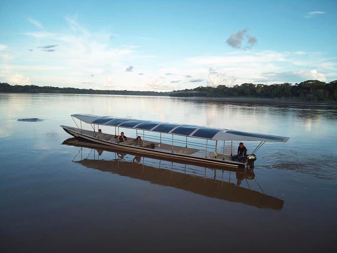 アレックス・オノルドのインスタグラム：「A few exciting things: - the @honnoldfoundation has announced eight new grantees. We’re supporting a whole selection of interesting new projects, ranging from solar powered canoes in the amazon to coalfield redevelopment in West Virginia. - the Honnold Foundation also has a new website (which we launched to announce our new partners). Check out the link in bio. - I’m also going live on the HF account in half an hour or so to chat with @chrisburkard about our work.  Big morning for the @honnoldfoundation!  Photo from @karasolar2030 with their innovative canoes in the Ecuadorian Amazon.」