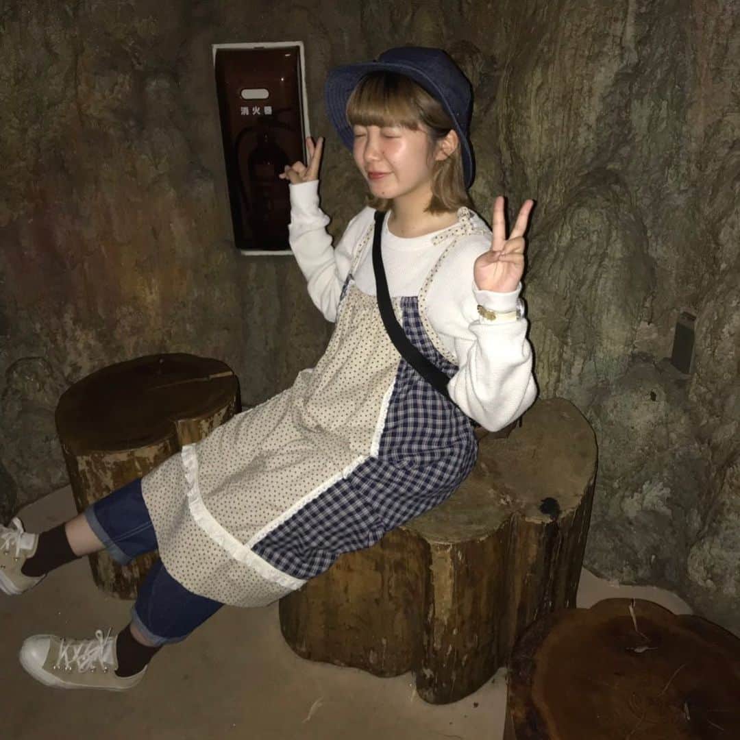 HONOKAのインスタグラム：「.〻  去年動物園行った時の🧸切り株にあうねってよく言われる…（笑）  動物園、水族館、美術館、博物館、行きたいとこいっぱいあるな〜〜🧦」