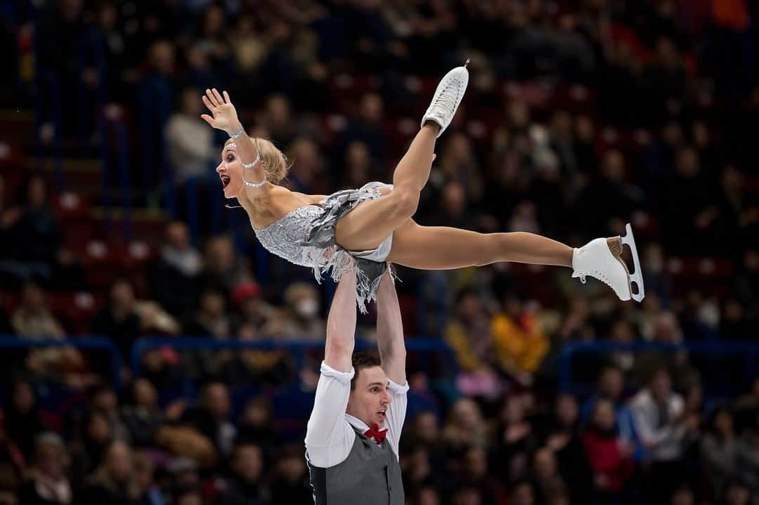 のインスタグラム：「🏋️ Today on "Keep Training" it's a full body workout! Your coach for the day will be Olympic champion Aljona Savchenko! So collect your mat, a stick, some weights (or water bottles) and an elastic band, and head on over to the Skating ISU YouTube! Link in our stories!  #UpAgain #StayHome」