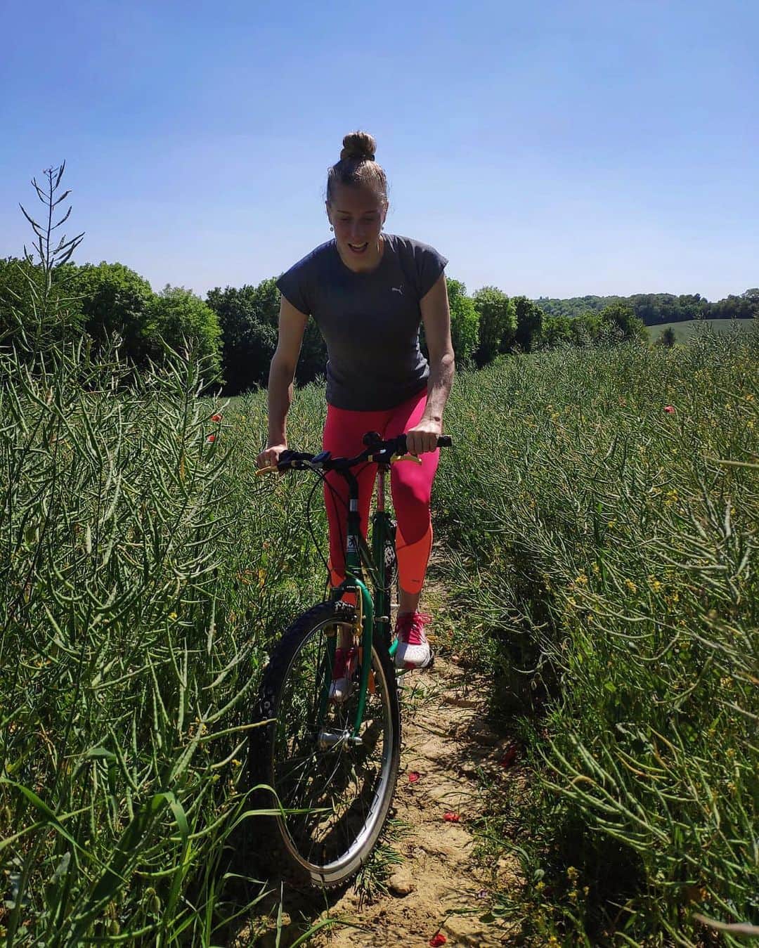 マリー・ギャヨのインスタグラム：「Beyond the path #Bike #Countryside #Sunny #BlueSky #Free #Sport #Push」
