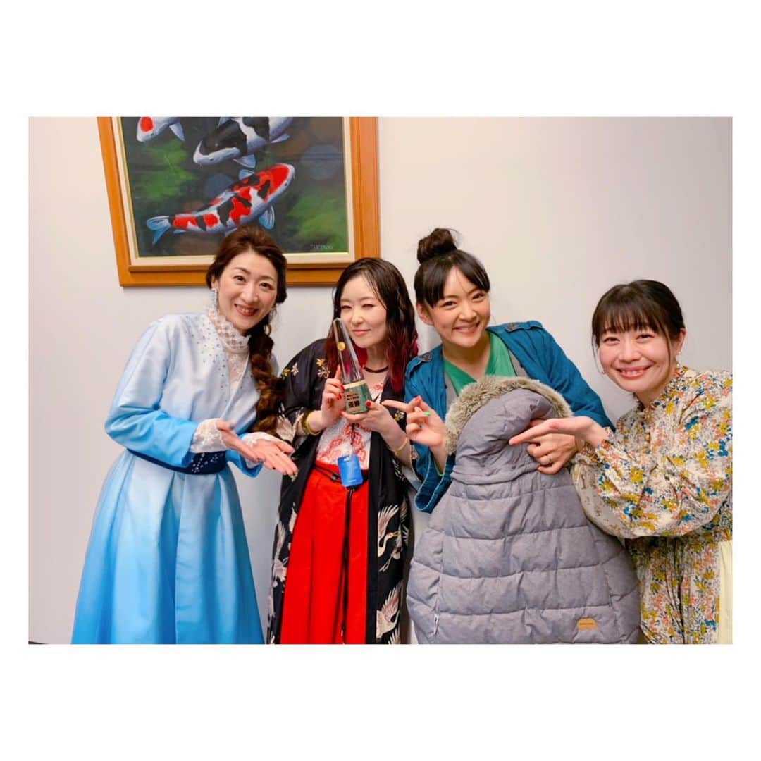 荒牧陽子のインスタグラム：「2020.5.19  ものまねグランプリ & YouTube配信﻿ ┈︎┈︎┈︎┈︎┈︎┈︎┈︎┈︎┈︎┈︎┈︎┈︎﻿ ものまねグランプリ、﻿ 応援して下さった皆さん、ありがとうございました！﻿ そして、沢山のメッセージ、ありがとうございます😭﻿ ﻿ 今回は新ネタで﻿ LiSAさんの「紅蓮華」に挑戦させて頂きましたが…﻿ 難しくて、何度も何度も歌って、レコーディングして、聞いて…﻿ 色んなライブ映像見てたら﻿ 「も〜カッコ良すぎるでしょ！LiSAさん！」﻿ て、止まらなくなって…！﻿ また一つ勉強させていただきました✩︎⡱﻿ ﻿ ﻿ そしてなんと…今回…﻿ ﻿ ﻿ 歌ものまねで🏅優勝しました！﻿ ﻿ ﻿ え？﻿ ﻿ 嘘でしょ？﻿ びっくりする(´･_･`)！﻿ ﻿ だって、実際私なんかより似てる人が沢山いて、﻿ あーこりゃ無理だなーってなってたよ﻿ ﻿ あ、いや、﻿ 今回紅蓮華で優勝したのは、﻿ 実は﻿ 鬼奴さんなんじゃ…☺️﻿ 鬼奴さん、盛り上げてくださってありがとうございました✨﻿ （ものまねというより、LiSAさんと曲のパワーが凄すぎたよね）﻿ ﻿ ものまねは常に挑戦！﻿ 今回はほんと、運が良かった💦﻿ 紅蓮華に挑戦させていただけたことも！﻿ ﻿ 応援してくださってる皆様﻿ いつもありがとうございます✩︎⡱﻿ 皆さんが喜んでくださっていることが、﻿ 1番うれしいです😊﻿ 引き続き頑張りますね！﻿ ﻿ 帰り際、関根さんから直接ほめていただき﻿ なんとも不思議な気持ちでした☺️﻿ ﻿ ﻿ さて、前回もお伝えしましたが、﻿ 今回ものまねグランプリで披露させていただいたLiSAさんんの「紅蓮華」を﻿ 色んな人で歌ったバージョンで作りました。﻿ 【YouTube荒牧陽子officialチャンネル】で配信しています。﻿ ﻿ YouTubeで「荒牧陽子 紅蓮華」で検索してみてくださいね！﻿ 次のpostで、詳細載せます！﻿ （後ほどストーリーも載せます）﻿ ﻿ 少しでも皆さんに元気を届けられますように。﻿ ┈︎┈︎┈︎┈︎┈︎┈︎┈︎┈︎┈︎┈︎┈︎┈︎﻿ #荒牧陽子﻿ #ものまねグランプリ﻿ #YouTube﻿ #おうち時間﻿ #動画﻿ #今日もみんなが元気でいますように﻿ #感染者の皆さんが1日も早く元気になりますように」