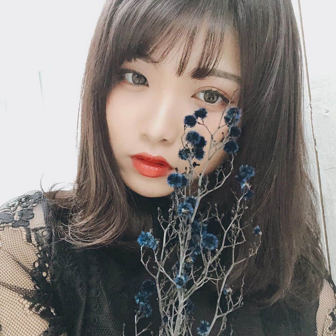 山本ゆうかのインスタグラム：「﻿ 仕事の撮影の時だけしかちゃんと出来ない病を直したい。﻿ ﻿ ﻿ いつもプレゼンでも、人と話す時でも﻿ ふざけてしまう……﻿ カッコつけてる自分って恥ずかしいよね()﻿ ﻿ ﻿ 友達と写真撮るときも変顔しちゃうんや﻿ わしも盛りたい。﻿ ﻿ ﻿ ﻿ ﻿ ﻿ #ドライフラワー #カンナロゼ #ハーフカラコン #portrait #ポートレート #ポートレートモデル  #関西サロモ #被写体 #フリーモデル #  #ポートレートしま専科  #ガールズフォト #キリトリセカイ #スクリーンに恋して #カメラマンさんと繋がりたい #portraitphotography #good_portraits_world  #instagood #instaportrait #lovers_nippon  #イチナナライブ #17live #イチナナライバー #17liver #17media #17直播 #17主播 #streamergirl」