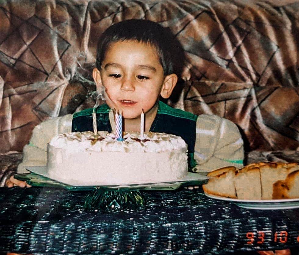 イルカイ・ギュンドアンさんのインスタグラム写真 - (イルカイ・ギュンドアンInstagram)「⏪ #throwback to my 3rd birthday party🎈Looks like I've always been into cakes 🎂 ...and my fashion game has always been on point 😂👌🏼」5月20日 0時12分 - ilkayguendogan