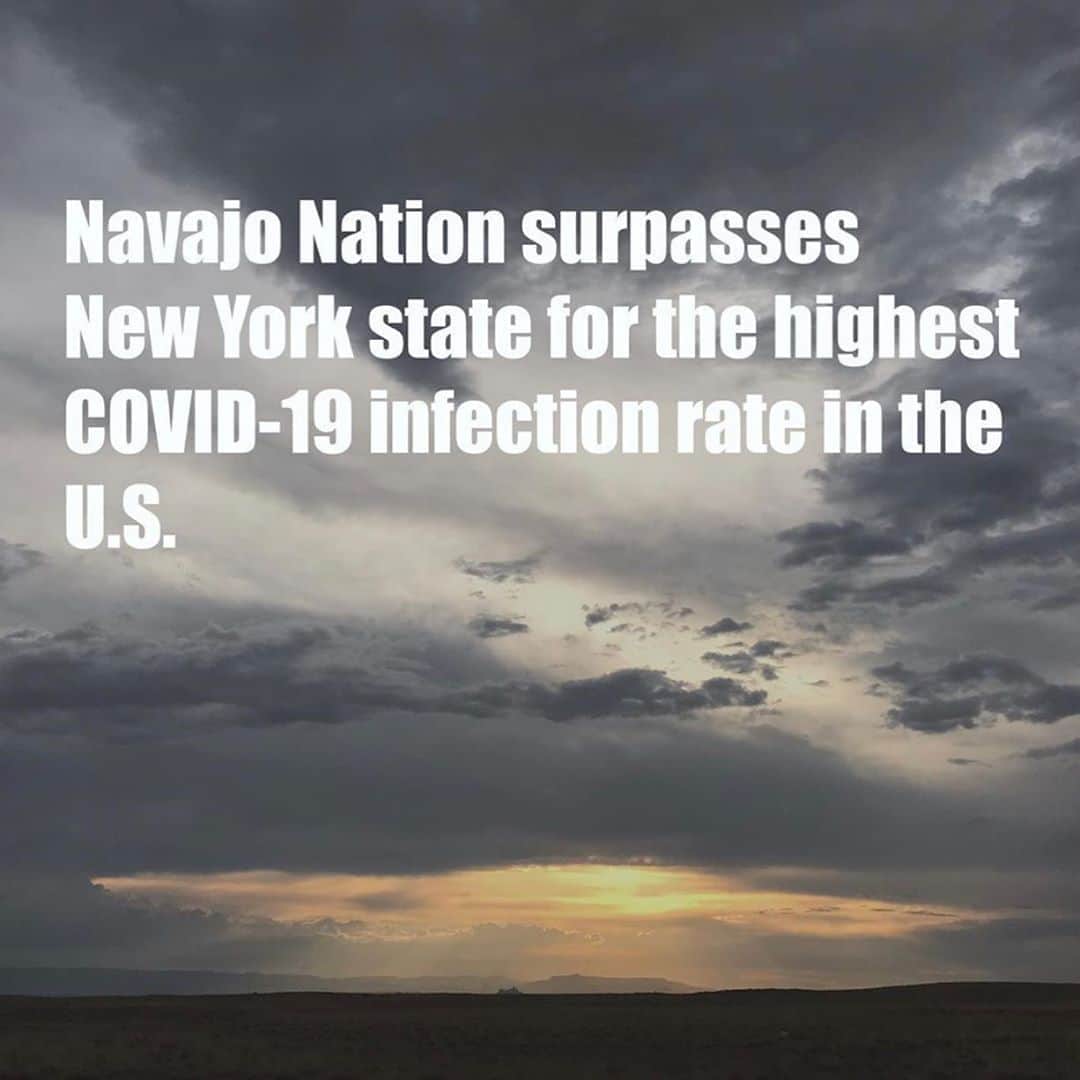 ダニール・ハリスのインスタグラム：「Please Read and Help if you are able. message from @orendatribe❤️❤️ #linkinbio ⠀⠀ ⠀⠀Yesterday Navajo Nation became #1 in the USA for Covid 19 Positive per Capita. We've been working 49 days on creating solutions so we could be of service to our Diné community. As a former fashion exec in "fast fashion" coming up with solutions for "rapid response" has been second nature. It's my skill set. It's my offering. I got up at sunrise today to hold some space. To make an offering, say a prayer, greet this new day with strength and resilience. And to invite you in to a space of healing, by letting you know how you can help today. To answer all the questions. So here goes.......1. You can amplify. Get the message out. Create connectivity and kinship. Doesn't cost a thing. 2. You can donate money. The button is up in my profile, and I've partnered with @ndncollective to accept monetary donations that fund the vital work we do on the Navajo Rez bringing critical aid. Masks, PPE, Food. 3. You can shop our SPREAD LOVE + SHINE LIGHT auction and 100% of proceeds are going back to weekly spends on critical aid we deliver at lightspeed to those in need. We update daily 4. If you're a maker, we'll help you send handmade masks to our communities on the reservation that have still not received protection or aid. If you have "other" donations, we'll get you the info you need. If you have questions, we'll answer. HELLO@orendatribe.com is a place for us to connect, so reach out.  Thank you all for everything you have done to support this call to action. We are making a difference. I received phone calls all week from those that received masks and food this week, I wish I could share all these moments, all this beautiful kinship that is happening. We are giving many people hope that someone cares. Love to you all today. Ahéhee! (that means thanks! in Navajo)」