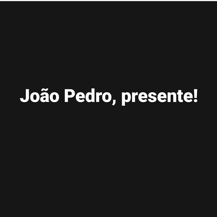 のインスタグラム：「#Repost @djamilaribeiro1 with @make_repost ・・・ Fiquem em casa, dizem. Pois João Pedro Mattos estava em casa, brincando com seus primos, quando seu corpo foi mutilado com as balas perdidas que só encontram corpos negros. Domingo, estava assistindo a um telejornal, numa matéria em que falava sobre essa Operação que subia uma comunidade e matou várias pessoas no Complexo do Alemão, como se fosse a coisa mais normal do mundo. É normalizado, não deve ser normal.Cenas do Caveirão do Bope, veículo conhecido do Tropa de Elite, filme que ainda é exibido semanalmente, apesar de glorificar tortura, corporação e máquina de guerra genocidas para depois a matéria cortar para uma pessoa da polícia, penso que o delegado, dizer que era para a população ficar tranquila, pois não havia morrido nenhum "inocente". Historicamente ninguém dessas comunidades é ouvido em matérias como essa e, dessa vez, o formato se repetiu. Mais um discurso de supremacia branca produzido com sucesso na televisão, um discurso que produz mortes. João Pedro Mattos foi uma delas, juntando-se a Amarildo, Claudia, Ágatha e outras milhões de pessoas. Alvejado, e sob o risco de atrapalhar a sinfonia assassina entre polícia, governo e mídia, seu corpo foi subitamente colocado em um helicóptero, sem ninguém de sua família, que ficou dezesseis horas sem saber seu paradeiro! 16 horas! Tempos depois, após uma campanha na internet, descobriu que o corpo do menino estava no IML. O horror... o horror... Vale dizer, o governador do Rio de Janeiro foi eleito sob a promessa de uma política genocida, mais ainda da que já era praticada. Disse que sob seu comando a polícia ia mirar e “atirar na cabecinha”. Enojante, tudo muito revoltante. Existe uma guerra contra a população negra desse país. João Pedro, presente! . . Ps: prefiro não expor a foto do menino」