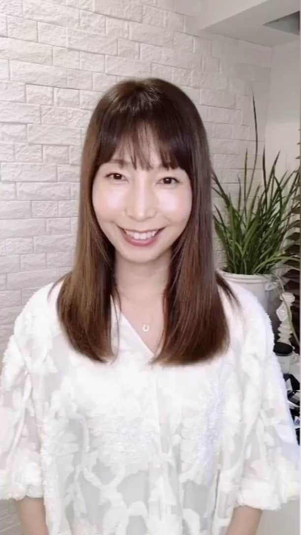 高橋里帆のインスタグラム：「すみません😥  編集しようとしたら、何故か消してしまいました。。。 コメントも頂いていたのにすみません😢  前回に引き続きテーマは眉毛！ 意外と難しい眉毛の描き方をご紹介しました。 一番ベーシックで、初心者の方でも分かりやすく~✨ 動画を撮るのは難しいですね~💦 次回は眉毛のお悩みにお答えします。 お楽しみに~♪ まだまだ質問募集中です✨ ダイレクトメールの方へお待ちしております。 ＃眉毛＃お悩み＃初心者＃動画＃高橋里帆＃高橋里帆動画＃コスメ＃化粧品＃へアーメイク」