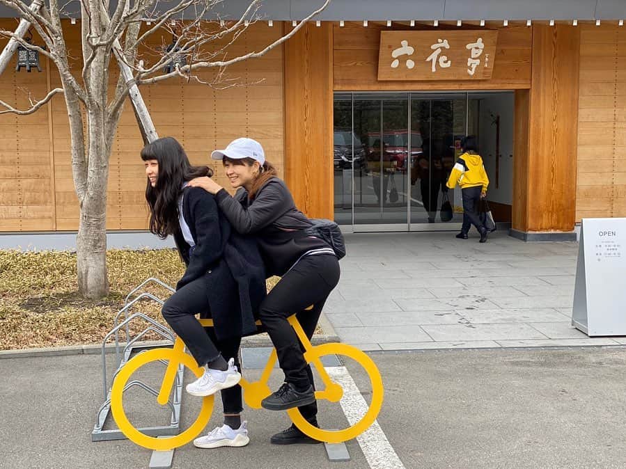 岩本憧子のインスタグラム：「. あやのさんと🚲🚲 . 楽しかった思い出 at 旭川💓 . #vectorglide  #vectorglidefamily  #旭川　#六花亭」