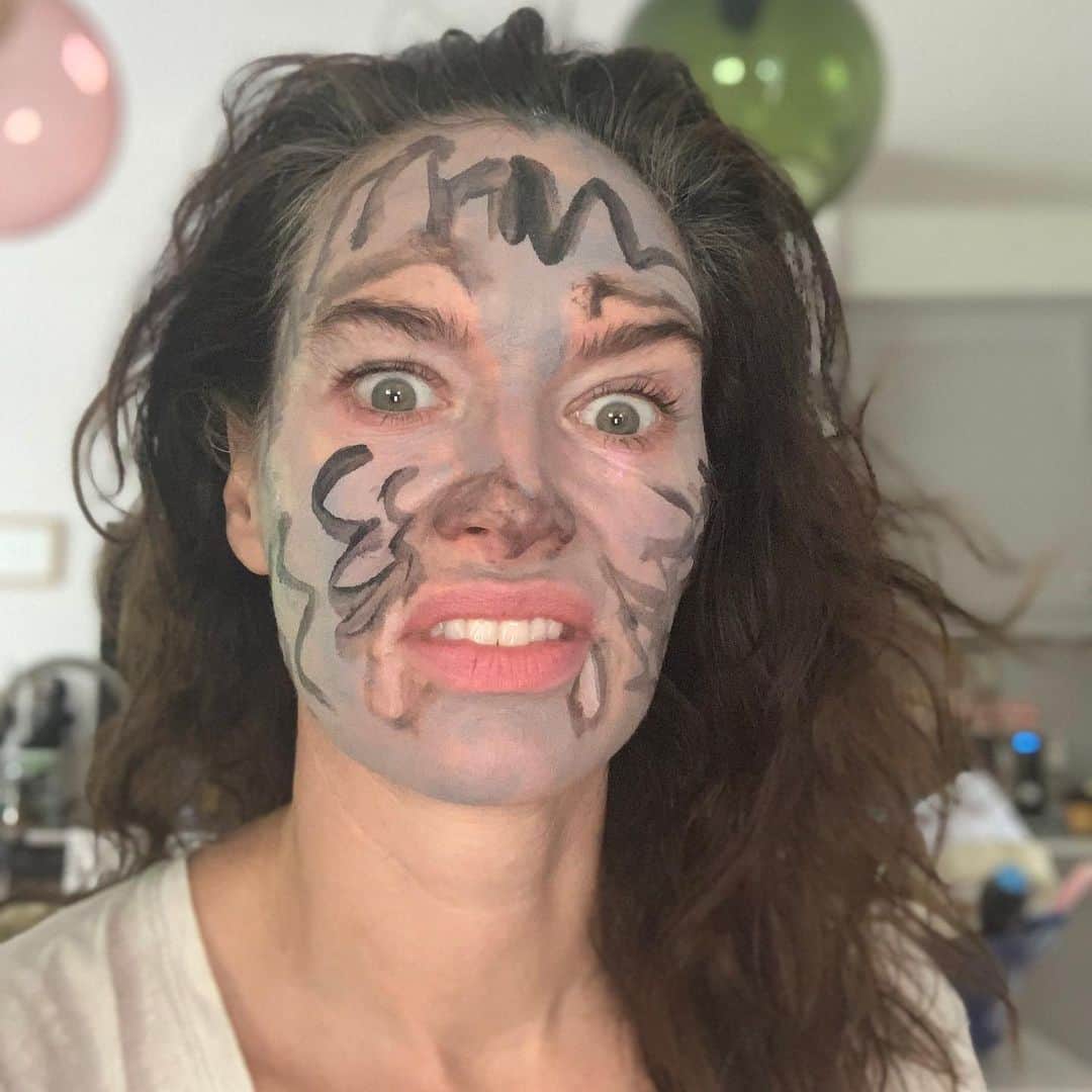 レナ・ヘディのインスタグラム：「It’s a wolf init KAAAAAY #day2484759 #greyhairlinepubesmodelsown」