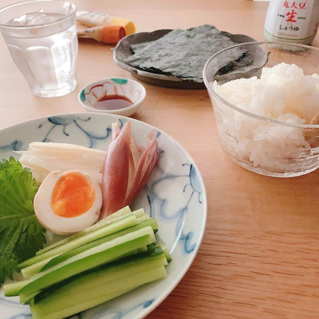 トリンドル玲奈さんのインスタグラム写真 - (トリンドル玲奈Instagram)「皆さんお昼ごはん何食べました🍚？ ﻿ ﻿ 私は栗原はるみさんのインスタグラムで見た、きゅうり🥒とたくわんの手巻き寿しを🥰﻿ ﻿ さっぱりしたものが食べたくなる最近…🌿 ﻿ ﻿ 栗原はるみさんレシピの酢じょうゆ卵もめちゃおいしいです🤤 ﻿ ﻿ (あ、そうそう。卵、きれいに剥ける時と剥けない時が🧐あれはどうして🧐？) ﻿ ﻿ あとは、﻿ ヨーグルトに蜂蜜をかけたもの🍯﻿ やくらかけ豆にもハマり中。﻿ ﻿ 最後のお花は、、﻿ 早いけど気分だけでも🌻と思い☺️ ﻿ ﻿ 今日のTERRACE HOUSE Watch Party 、9時からYouTubeで生配信なので観てねー！  #ごまをぱらぱらかけて #お醤油でいただきました #わさびが切れてた😭 #私が買った沢庵は色が薄め🤷‍♀️」5月19日 15時35分 - toritori0123