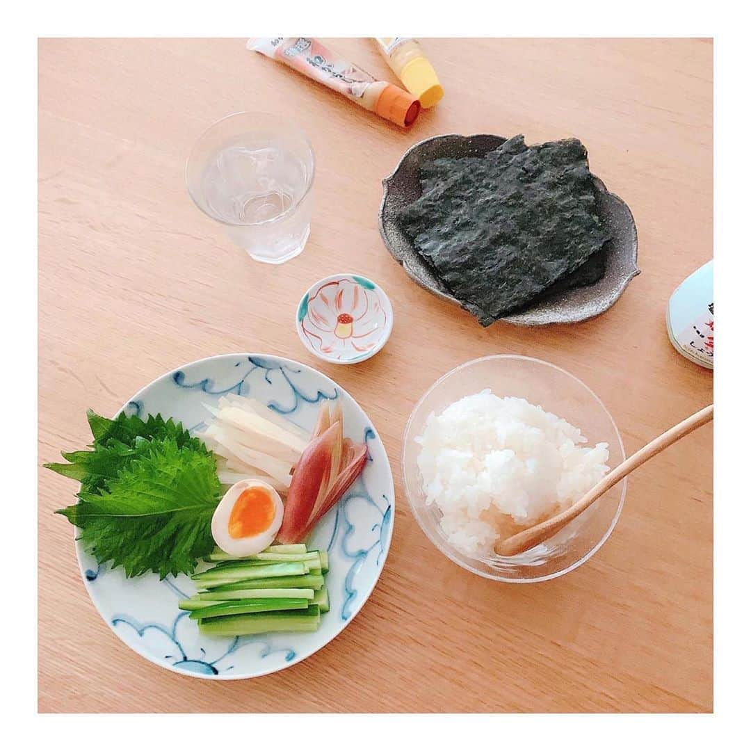 トリンドル玲奈さんのインスタグラム写真 - (トリンドル玲奈Instagram)「皆さんお昼ごはん何食べました🍚？ ﻿ ﻿ 私は栗原はるみさんのインスタグラムで見た、きゅうり🥒とたくわんの手巻き寿しを🥰﻿ ﻿ さっぱりしたものが食べたくなる最近…🌿 ﻿ ﻿ 栗原はるみさんレシピの酢じょうゆ卵もめちゃおいしいです🤤 ﻿ ﻿ (あ、そうそう。卵、きれいに剥ける時と剥けない時が🧐あれはどうして🧐？) ﻿ ﻿ あとは、﻿ ヨーグルトに蜂蜜をかけたもの🍯﻿ やくらかけ豆にもハマり中。﻿ ﻿ 最後のお花は、、﻿ 早いけど気分だけでも🌻と思い☺️ ﻿ ﻿ 今日のTERRACE HOUSE Watch Party 、9時からYouTubeで生配信なので観てねー！  #ごまをぱらぱらかけて #お醤油でいただきました #わさびが切れてた😭 #私が買った沢庵は色が薄め🤷‍♀️」5月19日 15時35分 - toritori0123