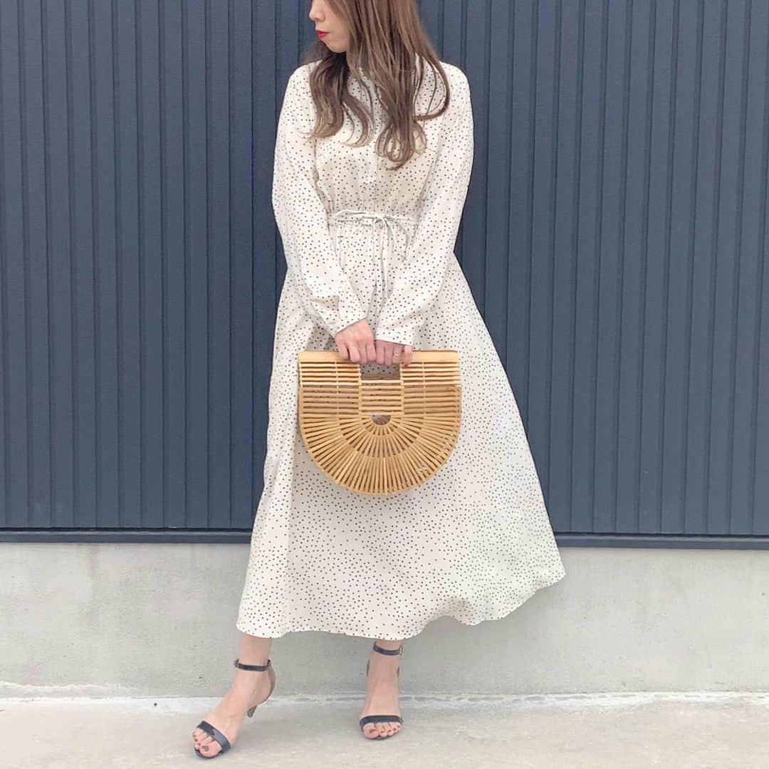 ryuu79hinaのインスタグラム：「#code ♡♡ ・ ・ ✓﻿...前picの全身バージョン🧡 ドットワンピース🐼◎ 最近ロング丈がスキ ・ ・ @gu_global #GU #ジーユー ━━━━━━━━━━━━━━━ #guコーデ#guコーデ部#全身gu#ジーユーコーデ#gu_for_all#ドット#ドットワンピース#locari#mineby3mootd#コーデ記録#ママコーデ#シンプルコーデ#大人コーデ#プチプラコーデ코디#옷#패션스타그램#옷스타그램#코디스타그램#좋아요#좋아요환영」